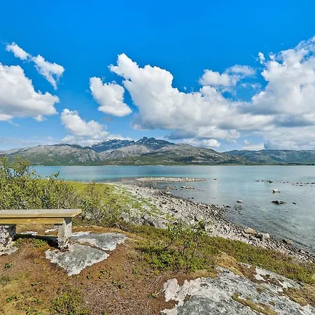 With Seaview Feriehus Lodingen